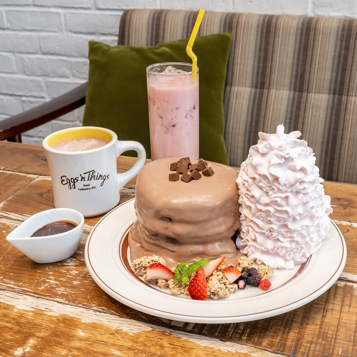 Eggs ’n Things「メルティショコラパンケーキ」「クワトロフォルマッジのホットサンド」