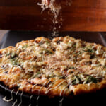 PIZZA-LA「お好み焼き風ピザ ～シーフードスペシャル～」