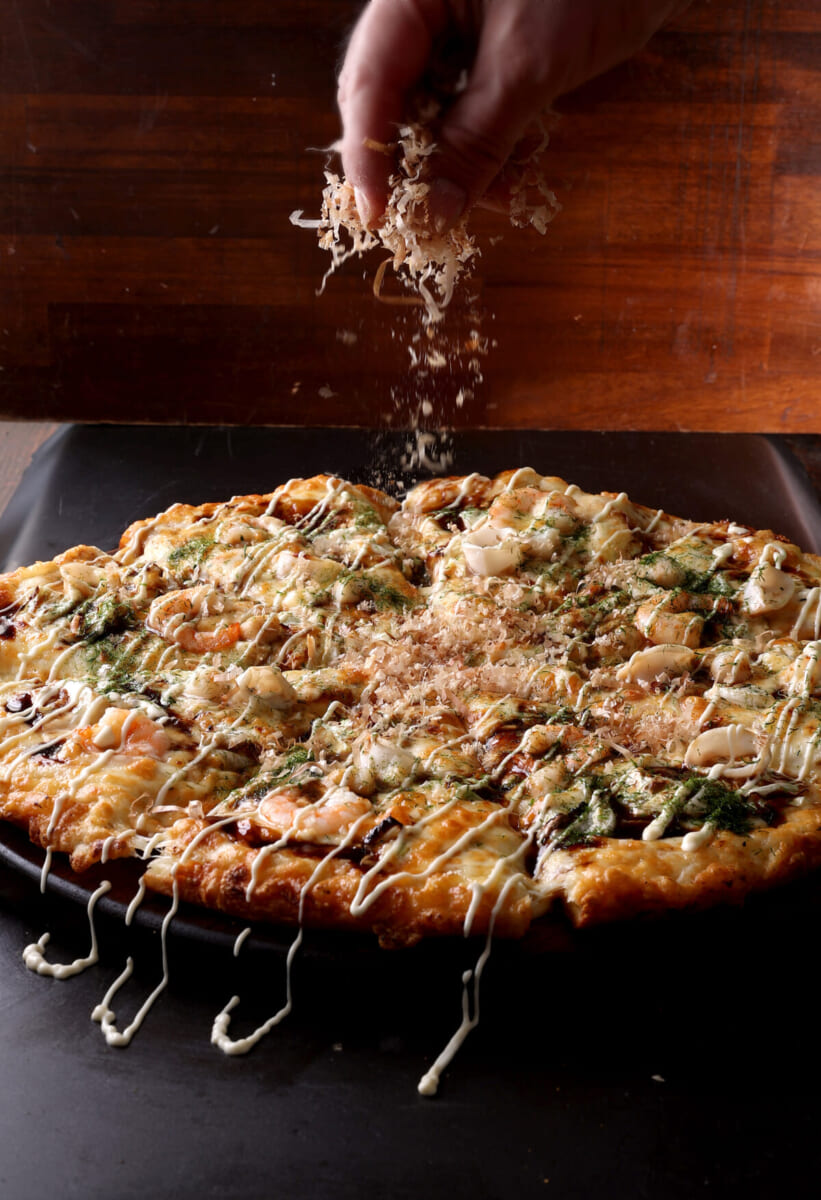 PIZZA-LA「お好み焼き風ピザ ～シーフードスペシャル～」
