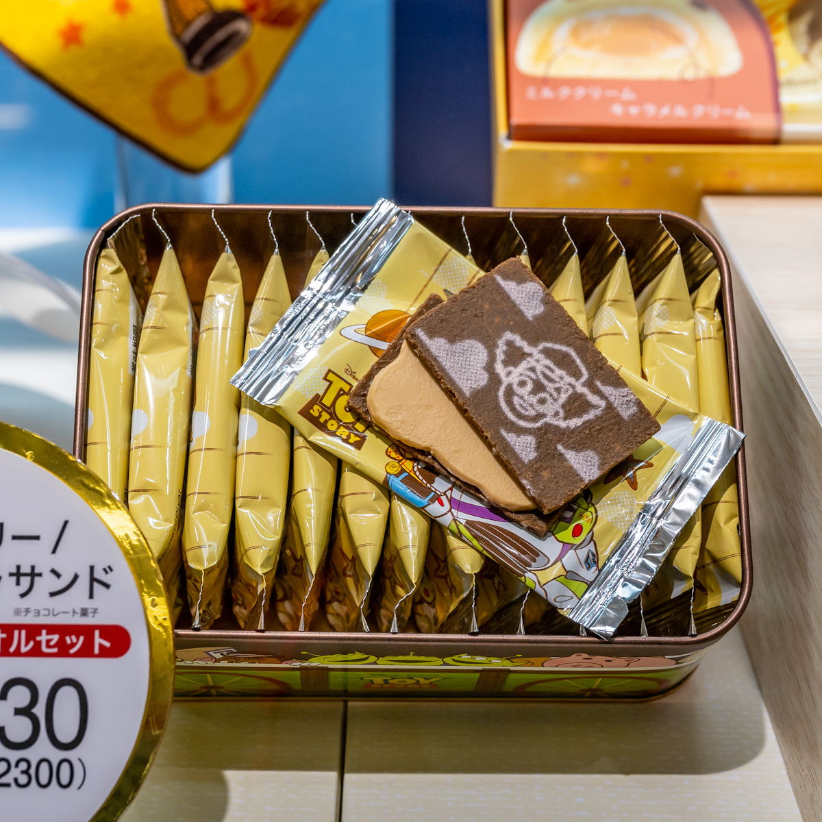 なくなり次第終了「トイ・ストーリー／メープルショコラサンド」スペシャル缶 14枚入 ミニタオルセット2