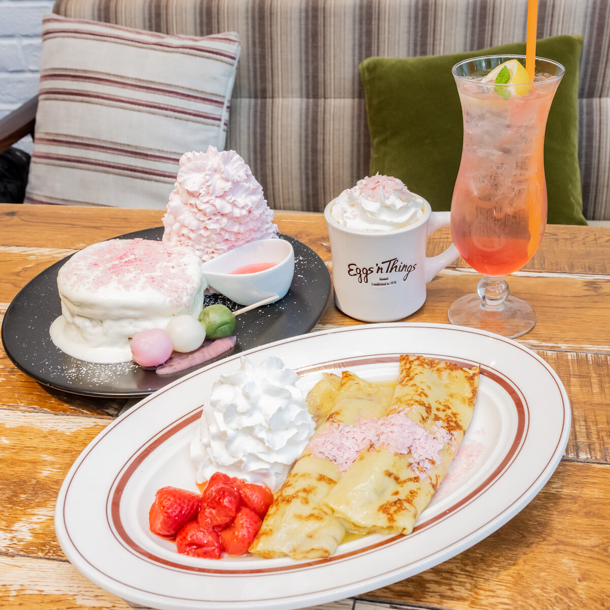 Eggs ’n Things「桜パンケーキ」「あんバタークレープ」