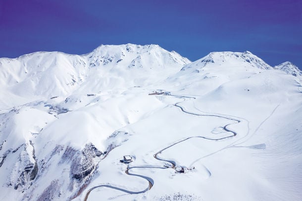 立山黒部アルペンルート「高原バス道路の除雪作業」