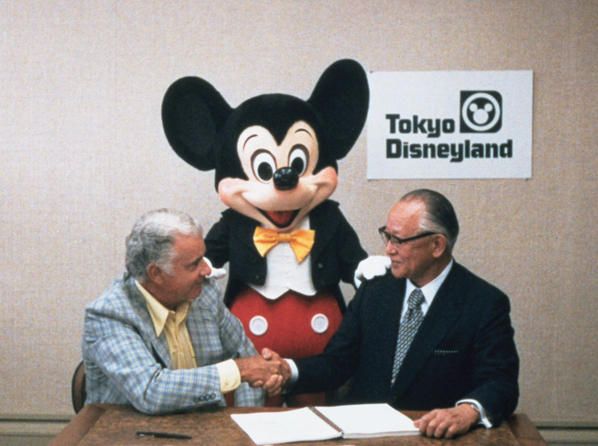 ウォルト・ディズニー・プロダクションズ(当時)と業務提携に関する最終契約締結