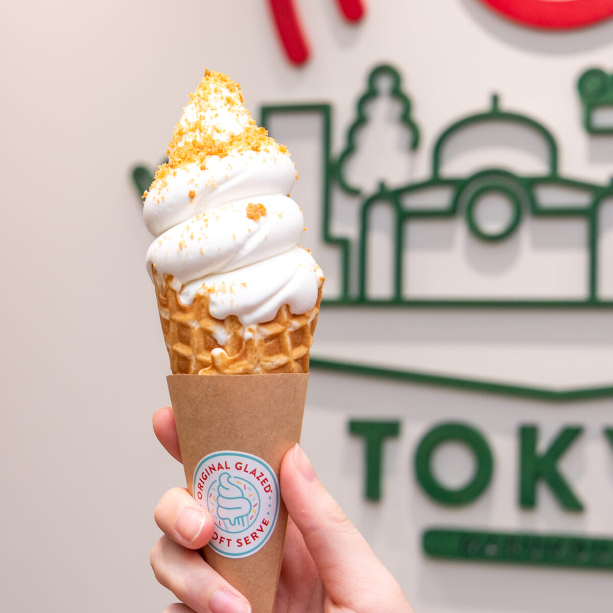 クリスピー・クリーム・ドーナツ 東京国際フォーラム店限定「オリジナル・グレーズド ソフトクリーム」撮影