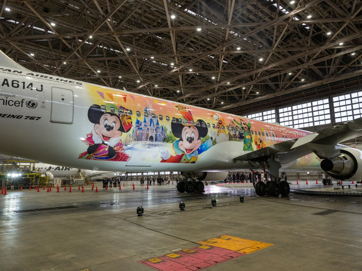 東京ディズニーリゾート40周年記念特別塗装機「JAL Colorful Dreams Express」