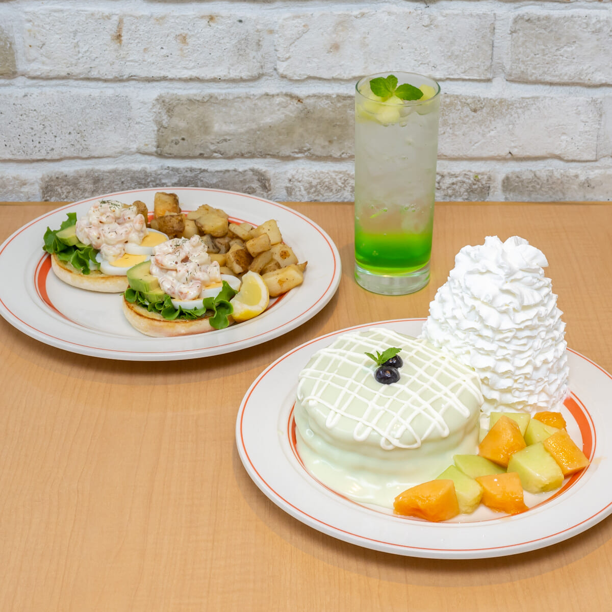 Eggs ’n Things「メロン de パンケーキ」「小エビとアボカドのタルティーヌ」