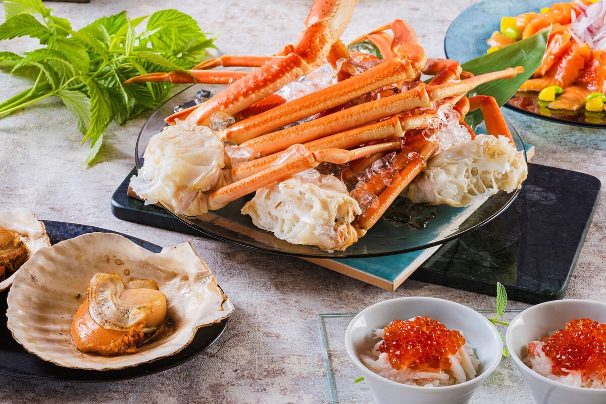 本ずわい蟹　蟹酢添え（上） 北海道産ほたてのバター焼き（左下） 蟹いくらご飯（右下）