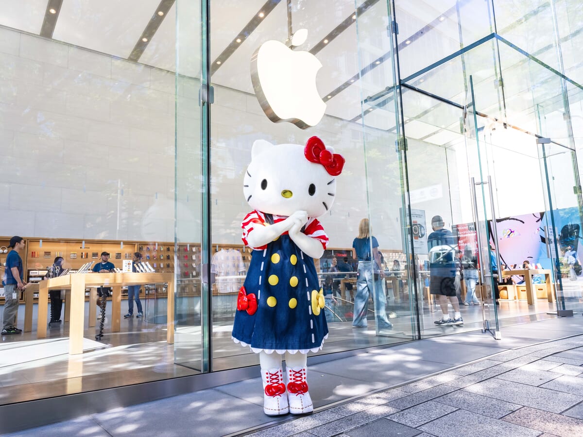 「Hello Kitty Island Adventure」ローンチ記念 ハローキティがApple表参道をサプライズ訪問
