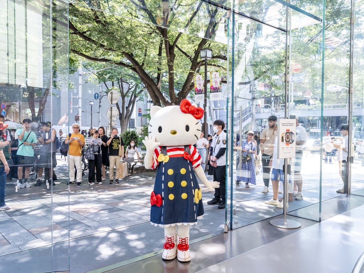 「Hello Kitty Island Adventure」ローンチ記念 ハローキティがApple表参道をサプライズ訪問 4