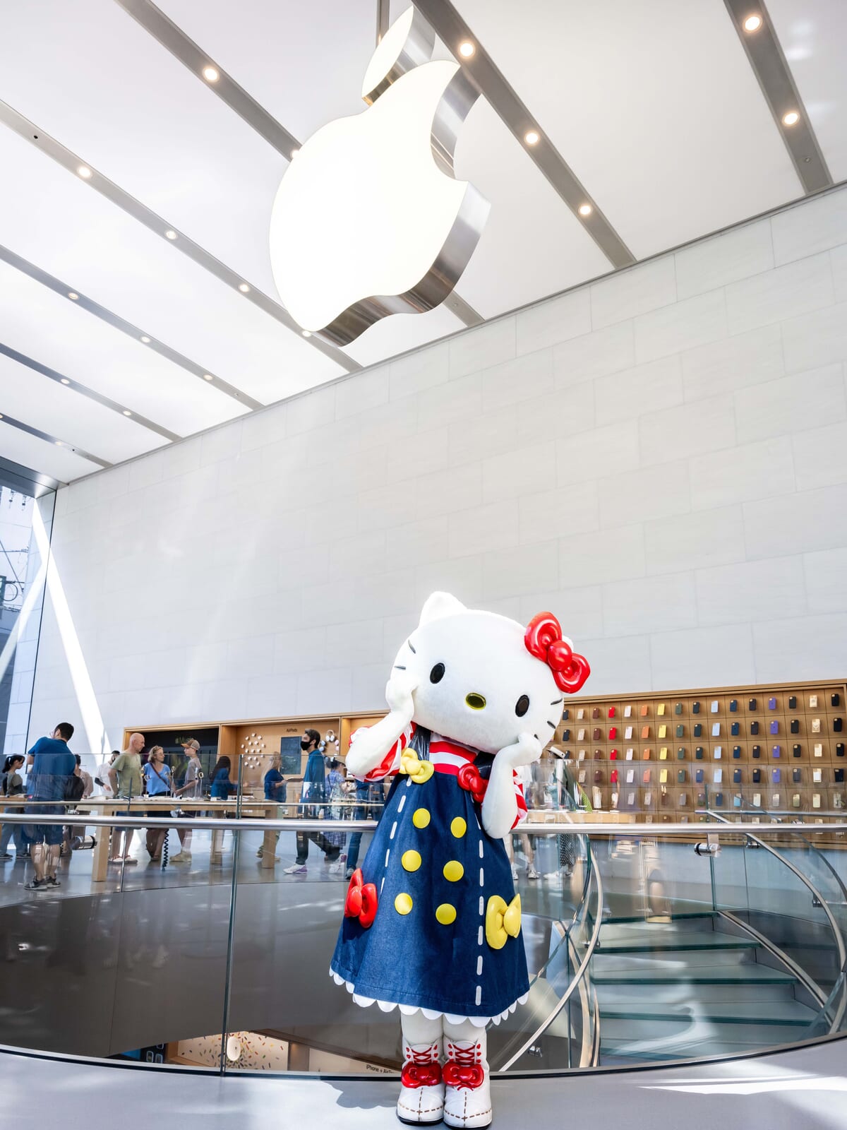 「Hello Kitty Island Adventure」ローンチ記念 ハローキティがApple表参道をサプライズ訪問 5