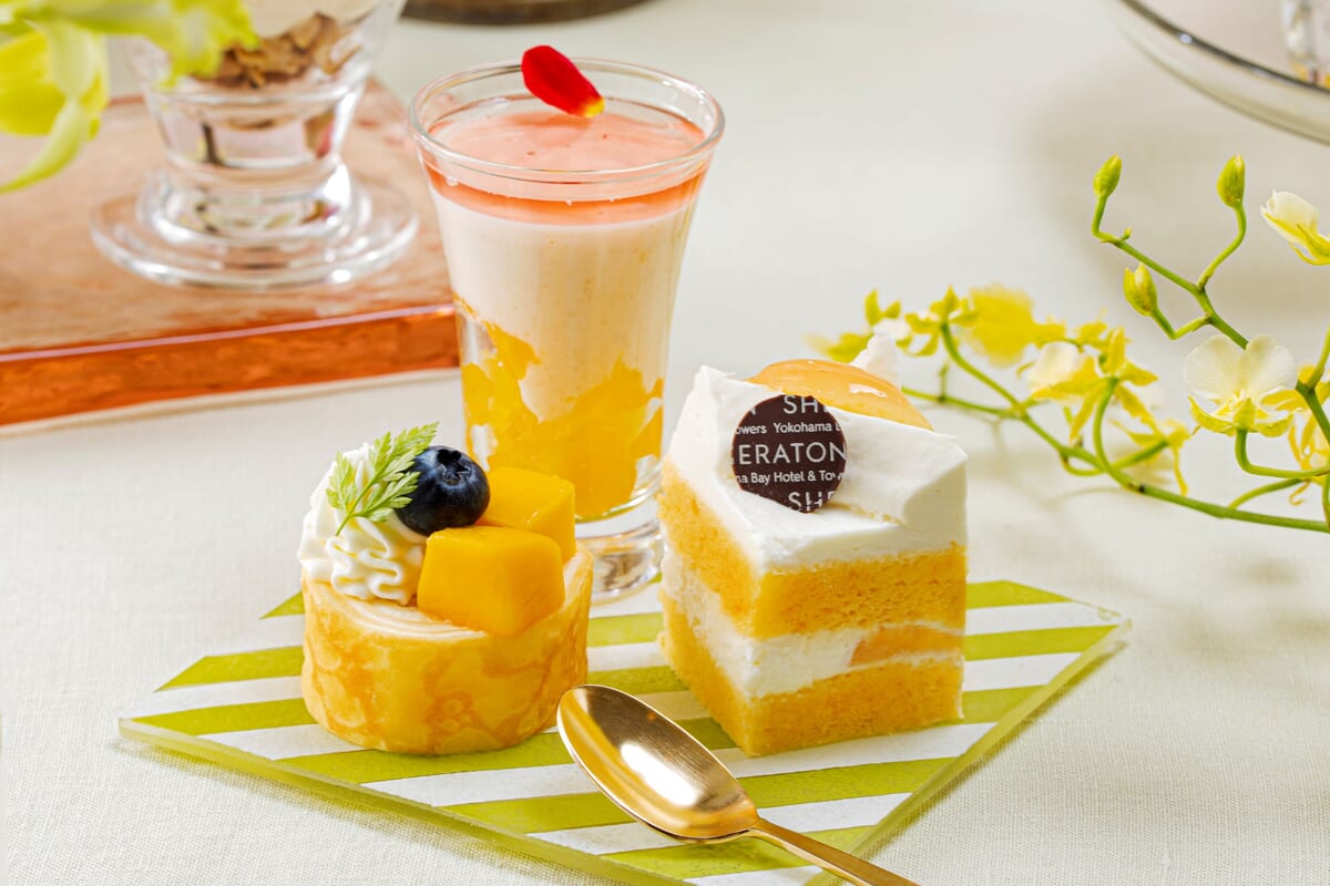 桃のムース（上） ミルクレープロールケーキ（左下） 桃のショートケーキ（右下）