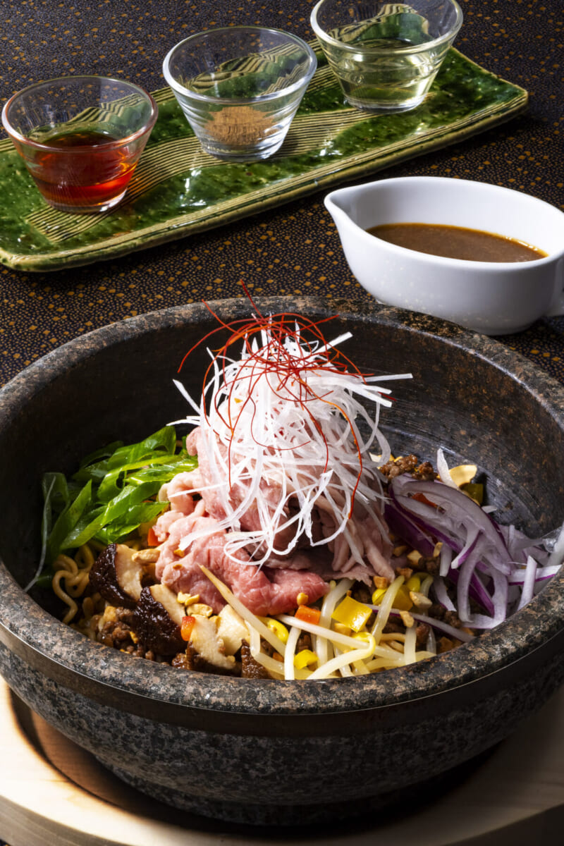 東京ディズニーシー・ホテルミラコスタ「シルクロードガーデン」シーズンアラカルト「サーロインとキノコの石焼き和えそば」