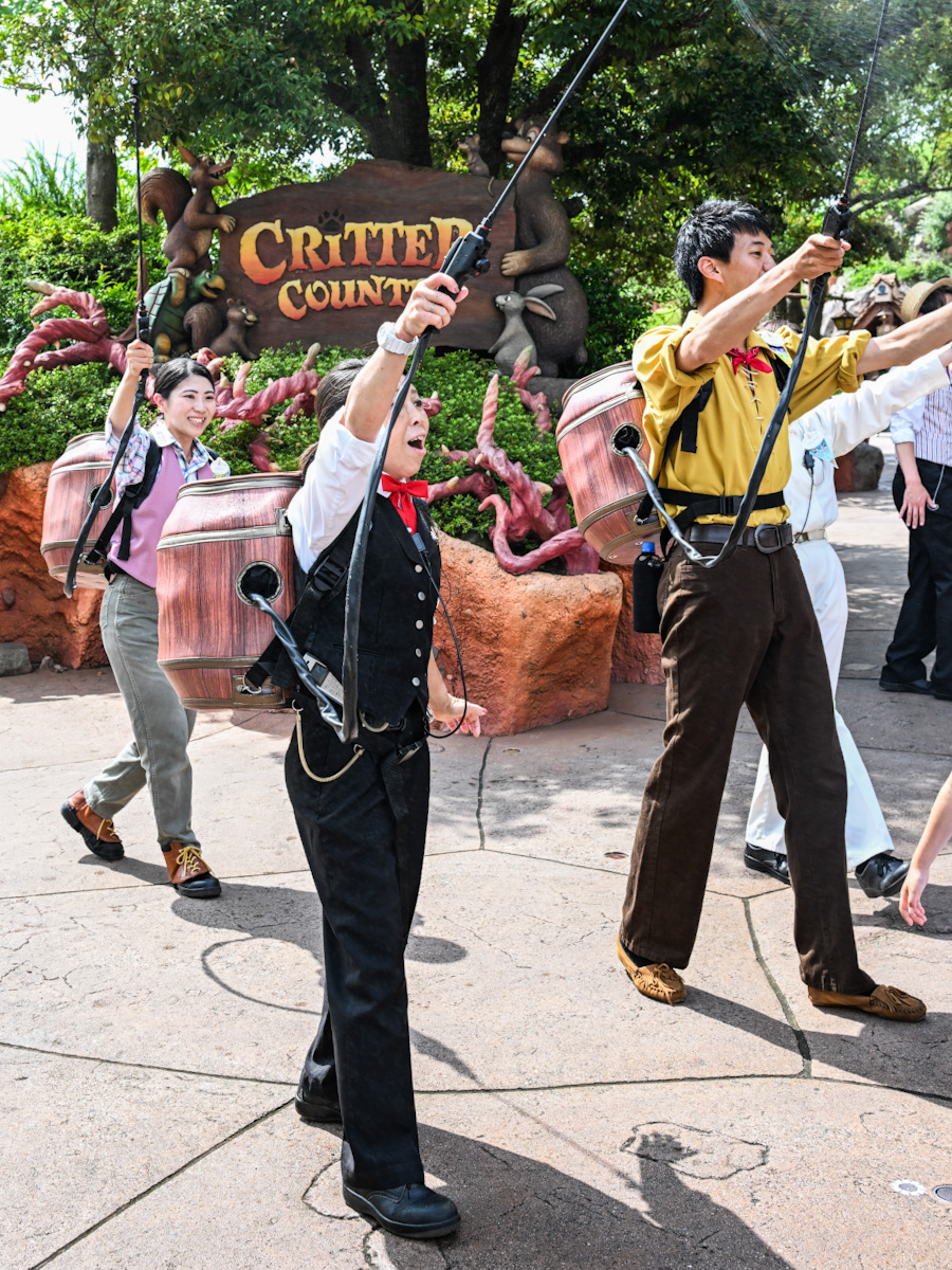 樽を背負ったキャストのクールミスト演出！東京ディズニーリゾート