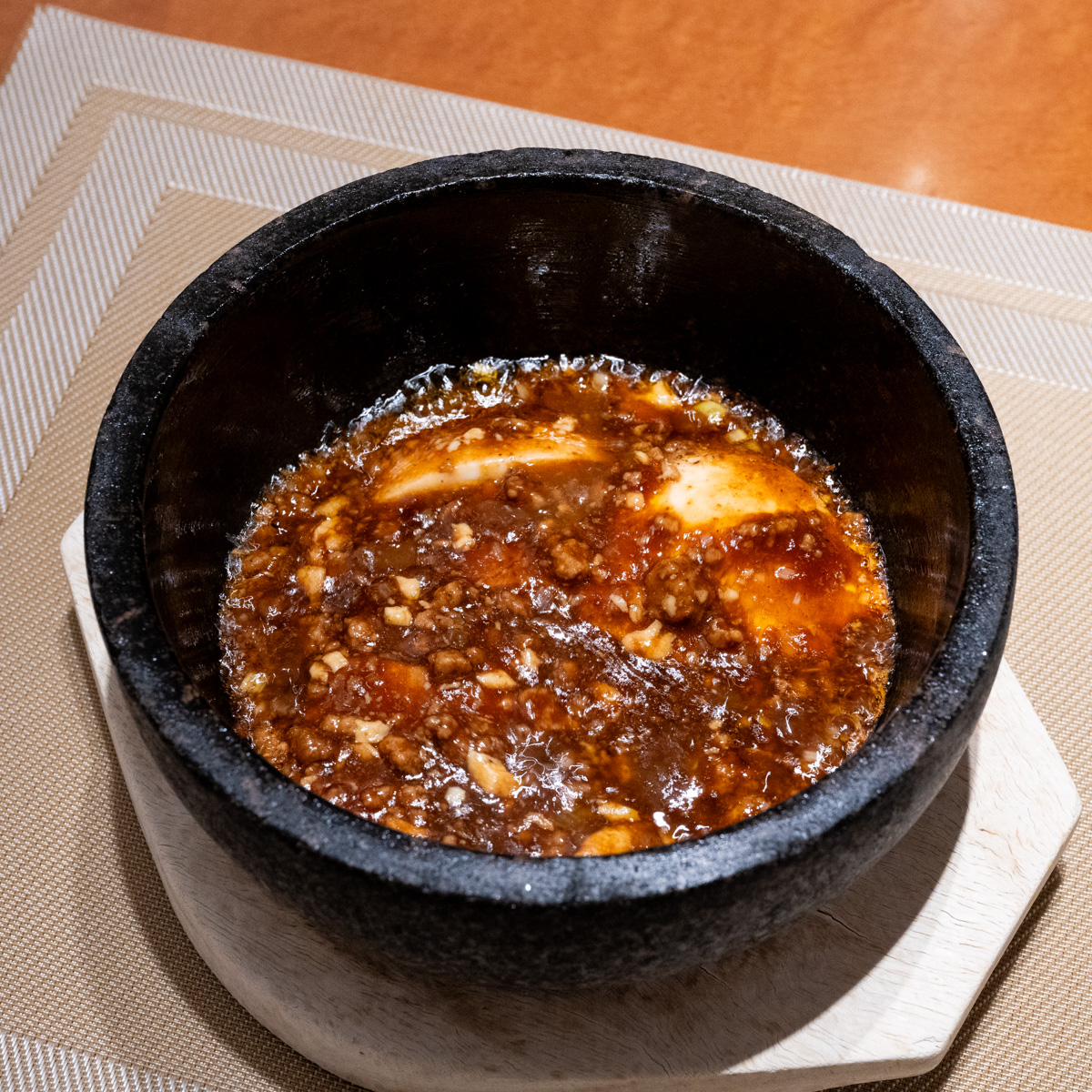 自家製豆腐の石焼麻婆豆腐(2 名分) Braised Bean Curd and Minced Meat with Chili Pepper Ishiyaki Style(for 2p)