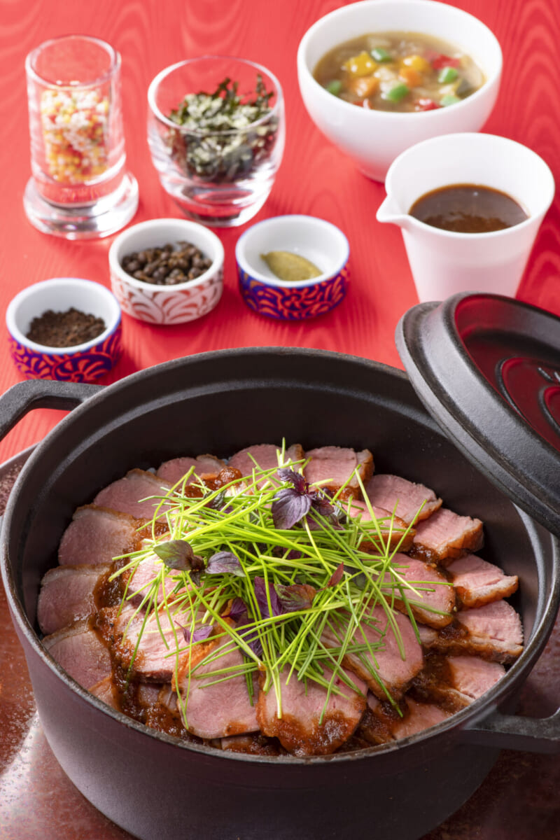 【提供期間2023年10月1日~12月14日】カンナ_瞬間燻製した鴨肉のココットご飯 有馬山椒と生姜香るベジタブルブロス