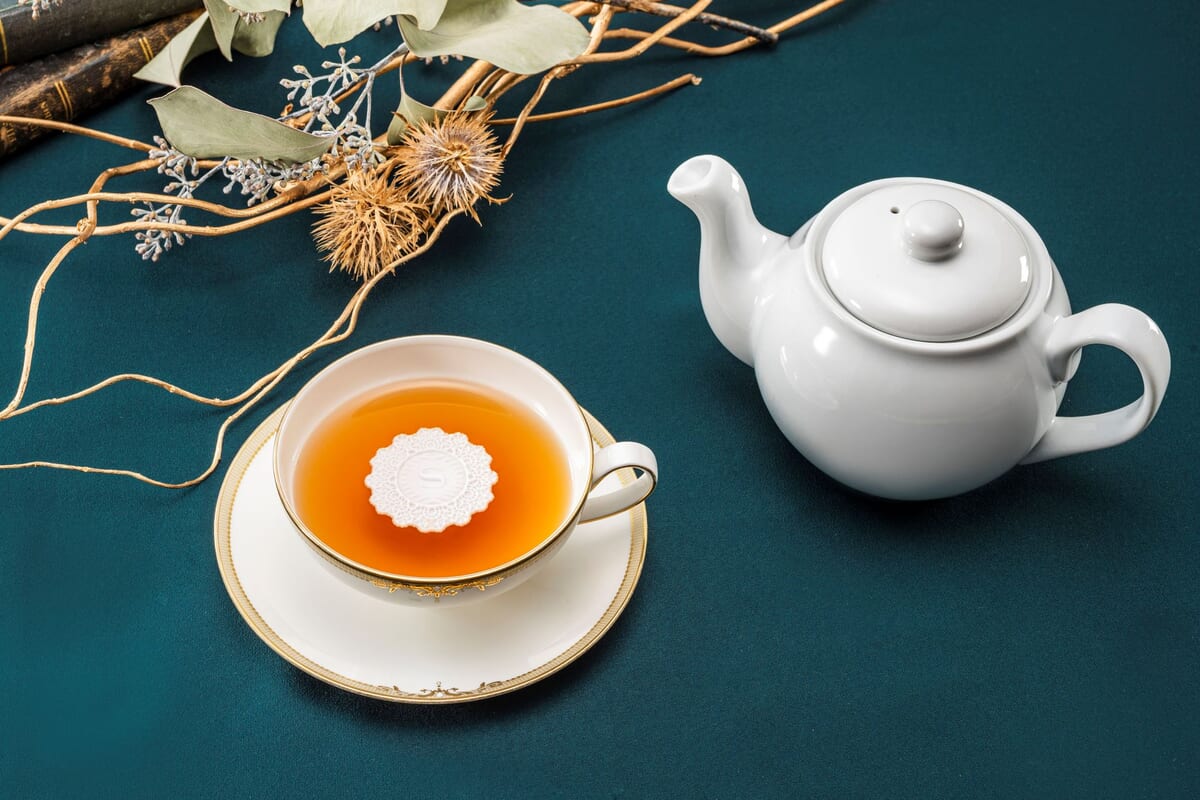 紅茶には元宝塚歌劇団 みずき 愛氏が プロデュースした “シュガーレース®”付き