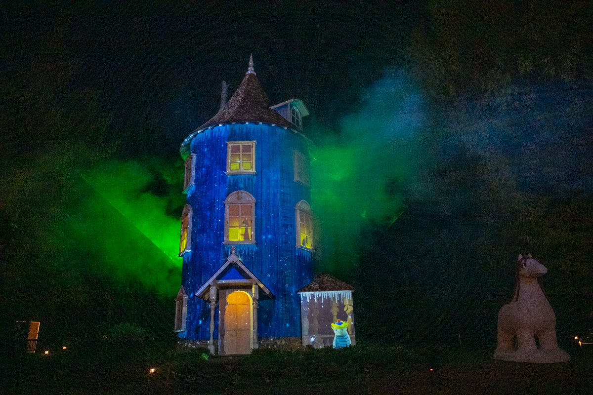 幻想的なオーロラと、ムーミン屋敷に映し出されるプロジェクションマッピング　撮影