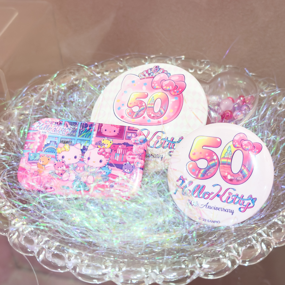 ハローキティ50周年シリーズ 缶バッジセット1,430円(税込)