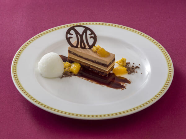 43_プラリネチョコレートケーキ、オレンジコンポートとレモンシャーベット添え