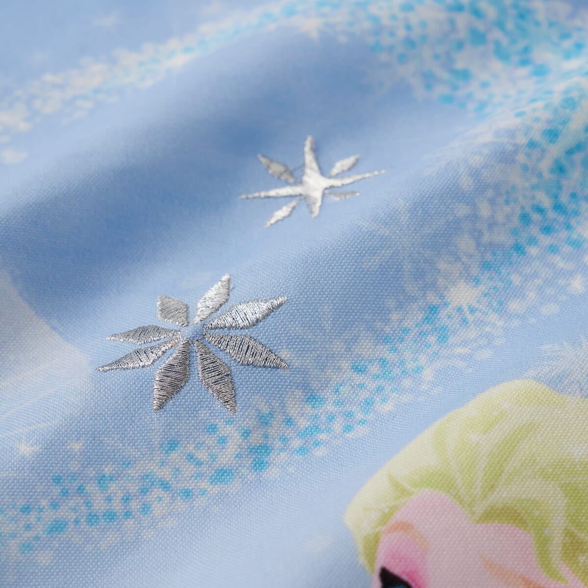 光沢糸刺繍入りクリスマスタペストリー　刺繍アップ　アナと雪の女王