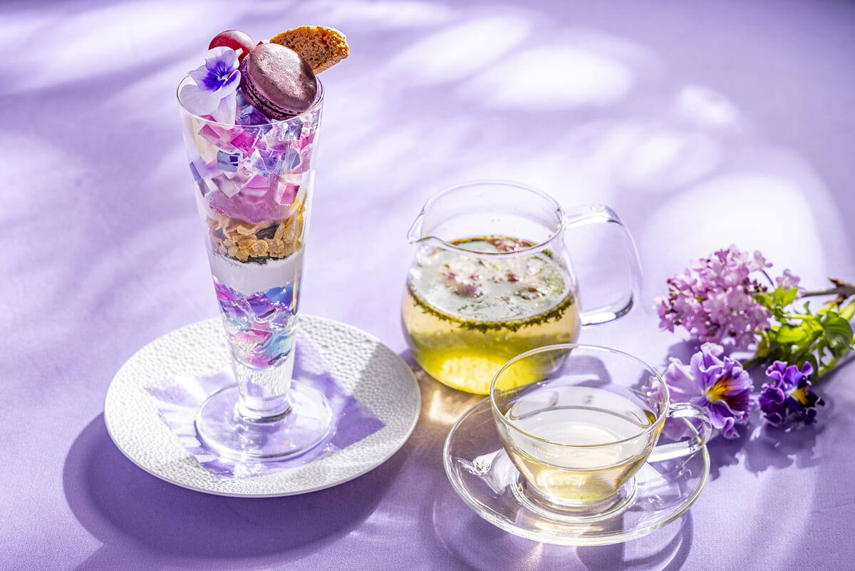 「紫陽花パフェ」とヒルトン東京特製花茶