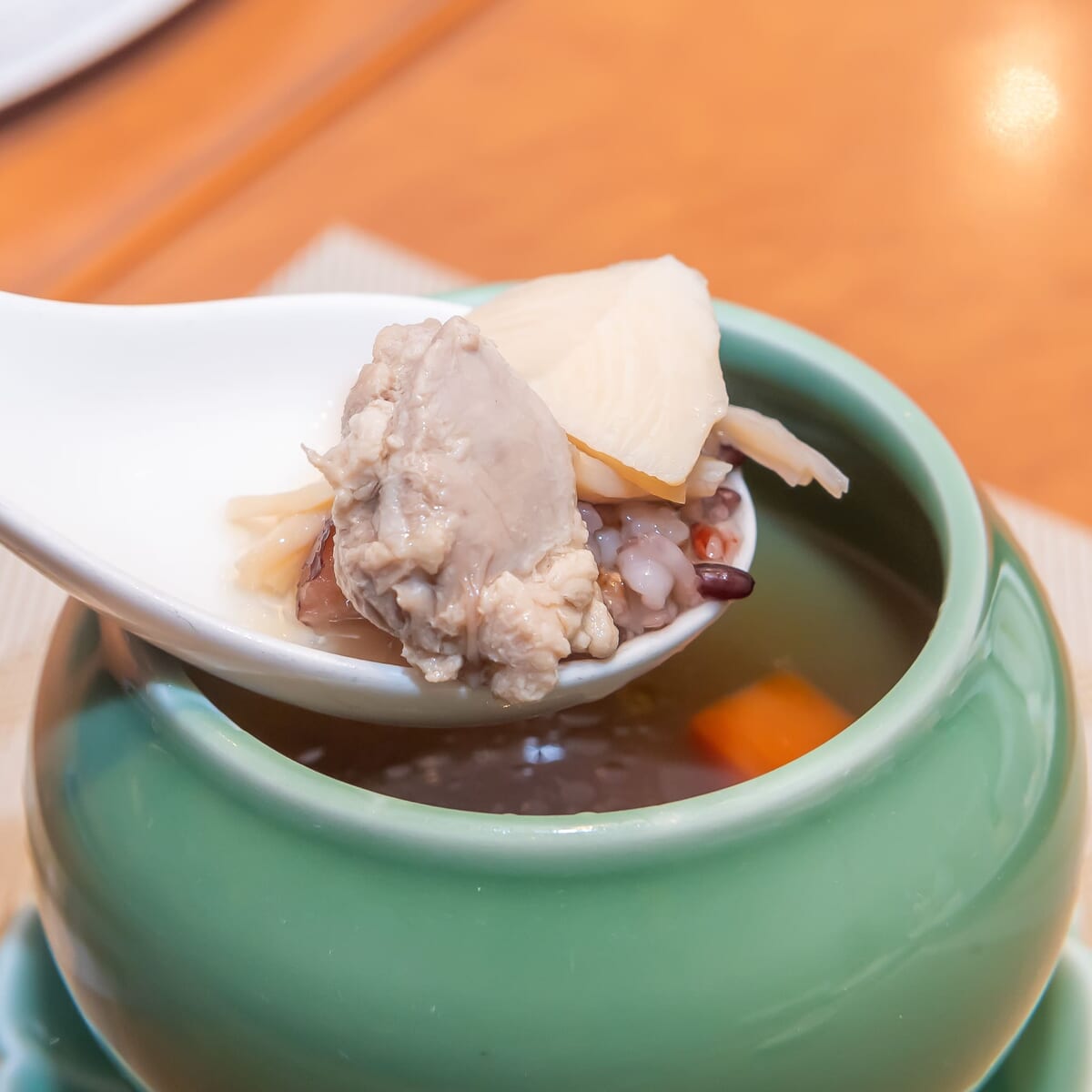 オリジナルスープ：鮑・朝鮮人参・十六穀米入りの熱々蒸しスープ