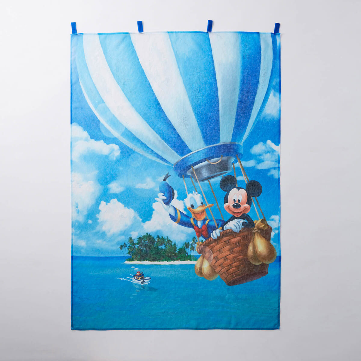 気球に乗ったミッキーとドナルド！ベルメゾン ディズニー「透け感のあるファブリックポスター」