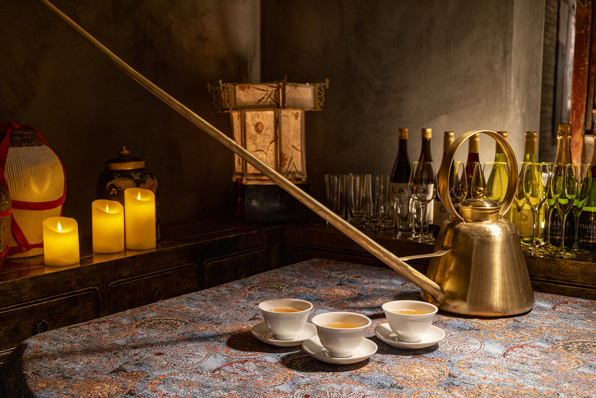 ジャスミン茶は伝統的な茶芸道具である長流壺を用いて提供