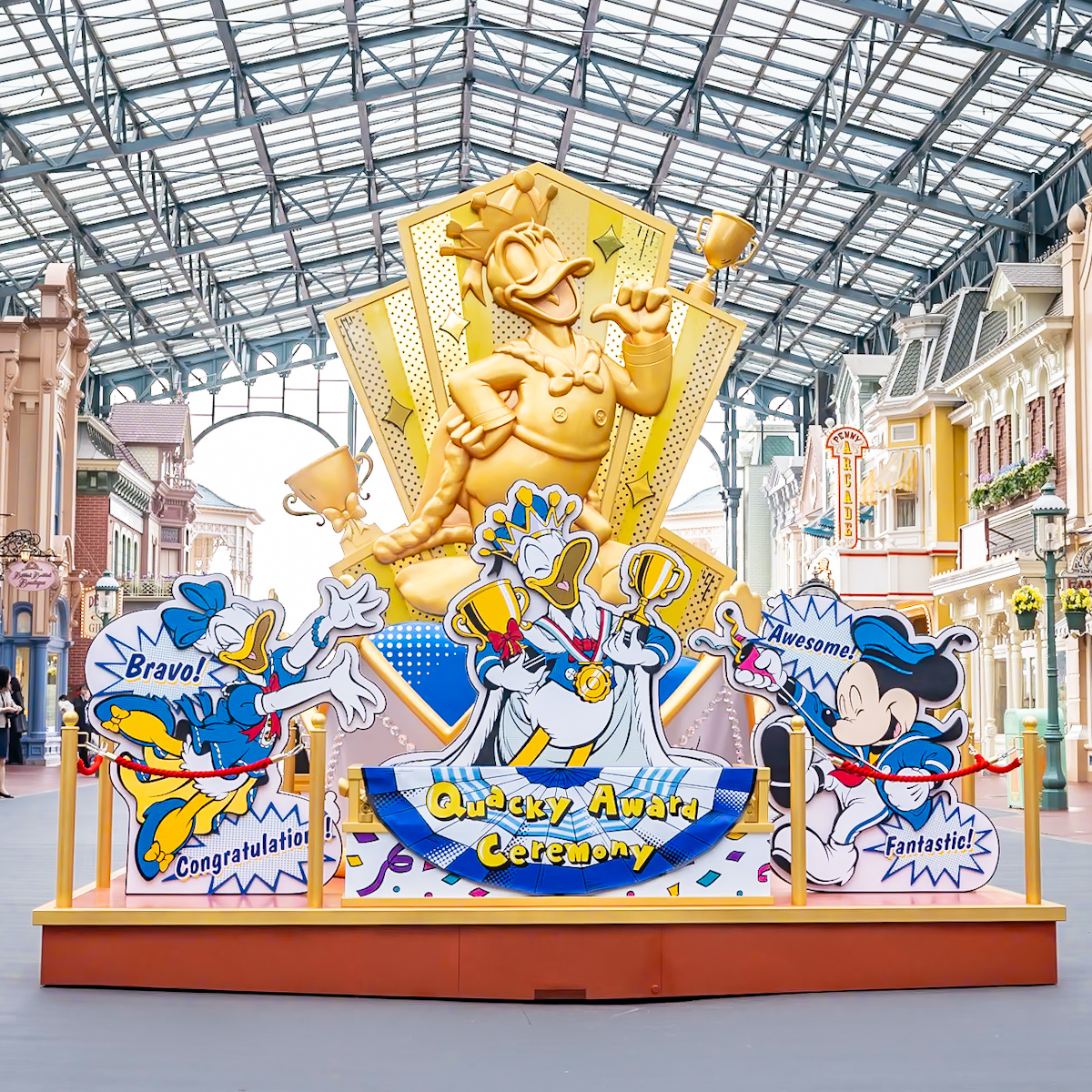 パーク各所にドナルドがいっぱい！東京ディズニーランド“ディズニー・パルパルーザ”「ドナルドのクワッキー・ダックシティ」デコレーション