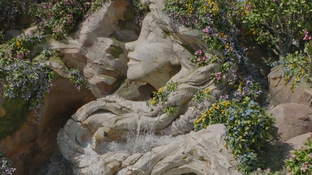 『塔の上のラプンツェル』の世界を表現した魔法の泉
