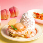 EGGS ’N THINGS JAPAN「白桃ブリュレパンケーキ／ガーリックシュリンプココナッツカレー」