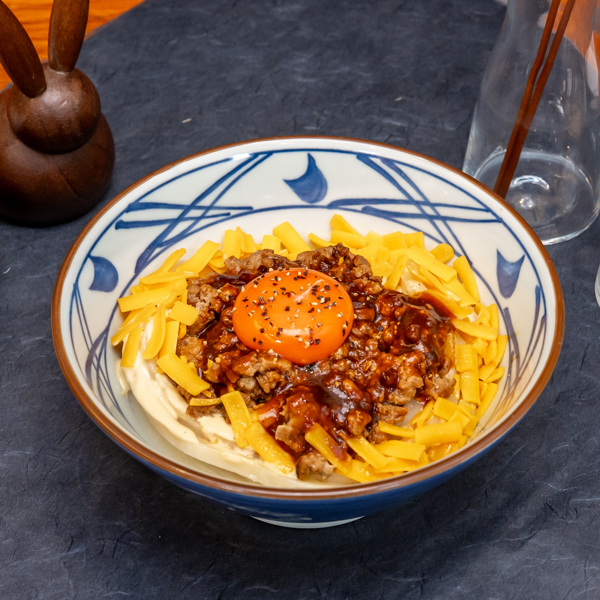 粗挽き肉チーズ釜玉うどん