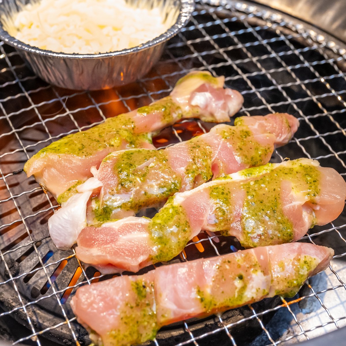 チーズチキンバジル　焼いている様子