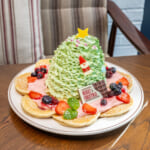 Eggs ’n Things「ホノルルクリスマスツリーパンケーキ／ハンバーグ＆ビーフシチューオムライス」