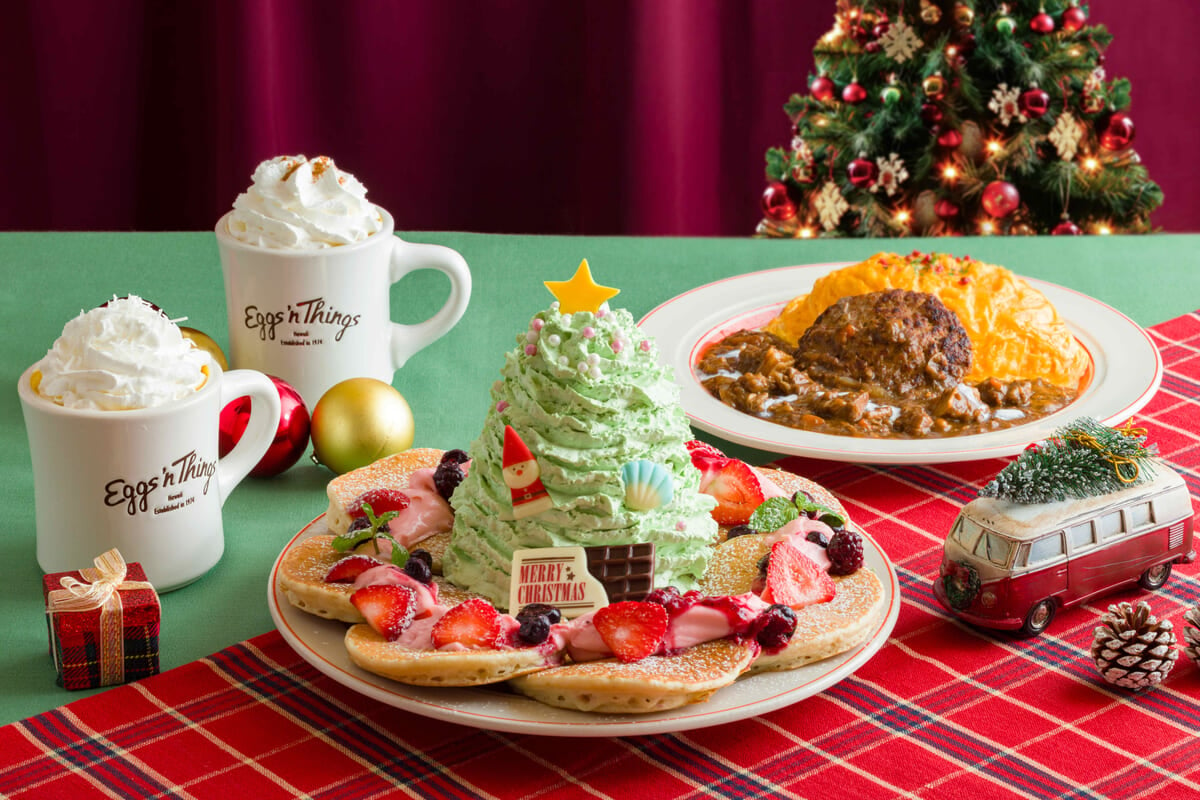 Eggs ’n Things「ホノルルクリスマスツリーパンケーキ／ハンバーグ＆ビーフシチューオムライス」