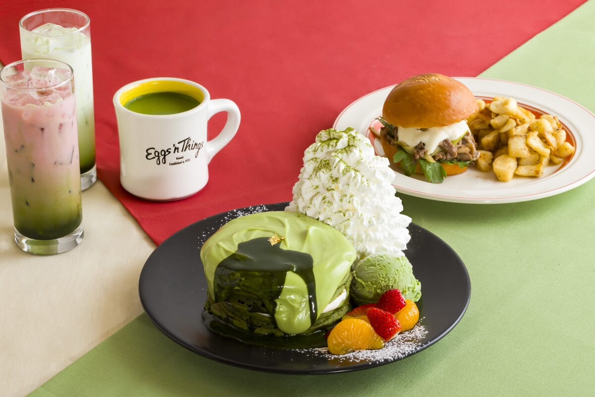 Eggs ’n Things「宇治抹茶ラテパンケーキ／すき焼きバーガー」