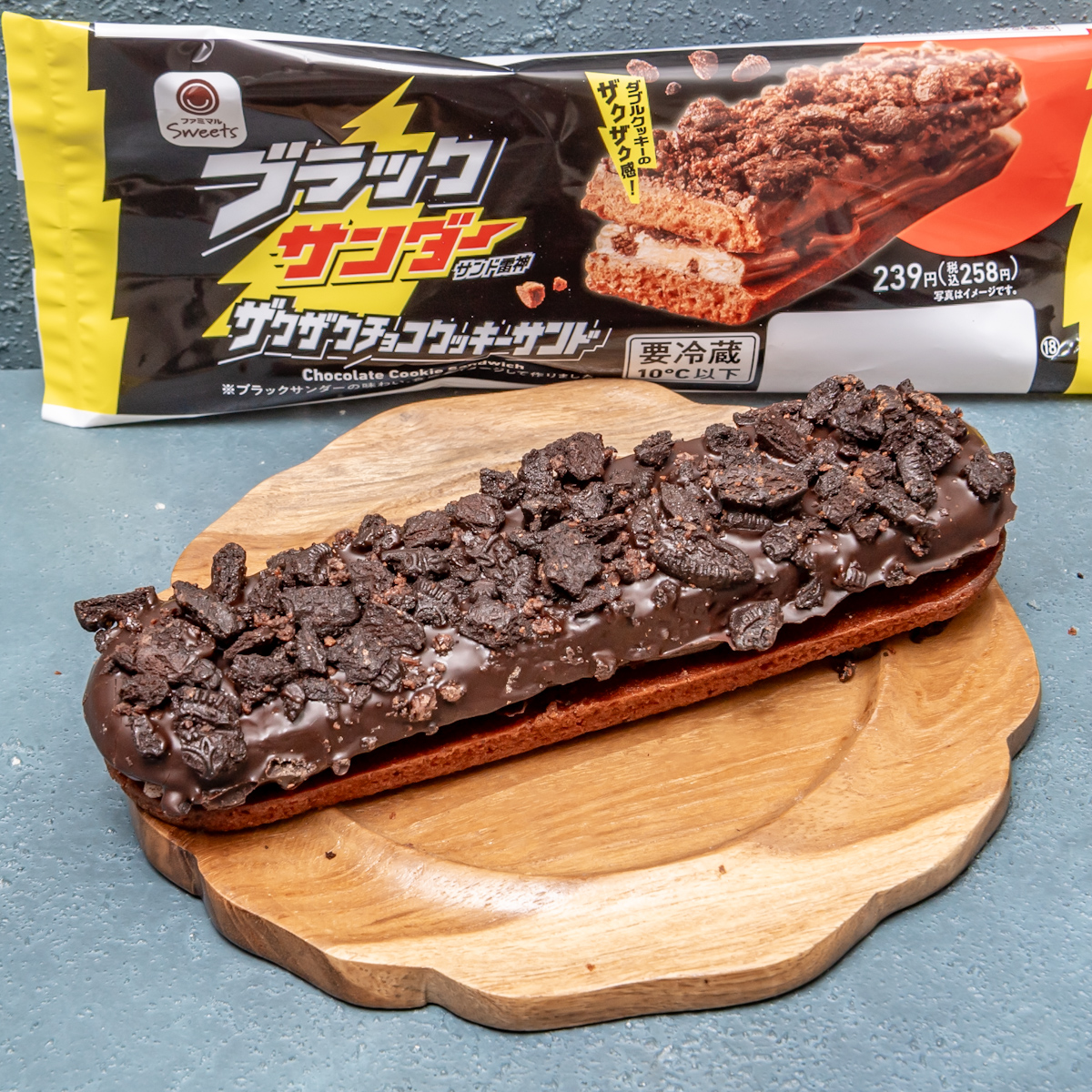 ブラックサンダーザクザクチョコクッキーサンド（内容）