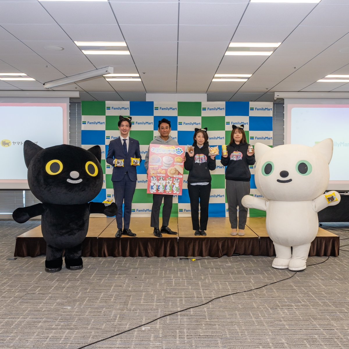 ファミリーマート「クロネコとシロのビスケットサンド」イメージ