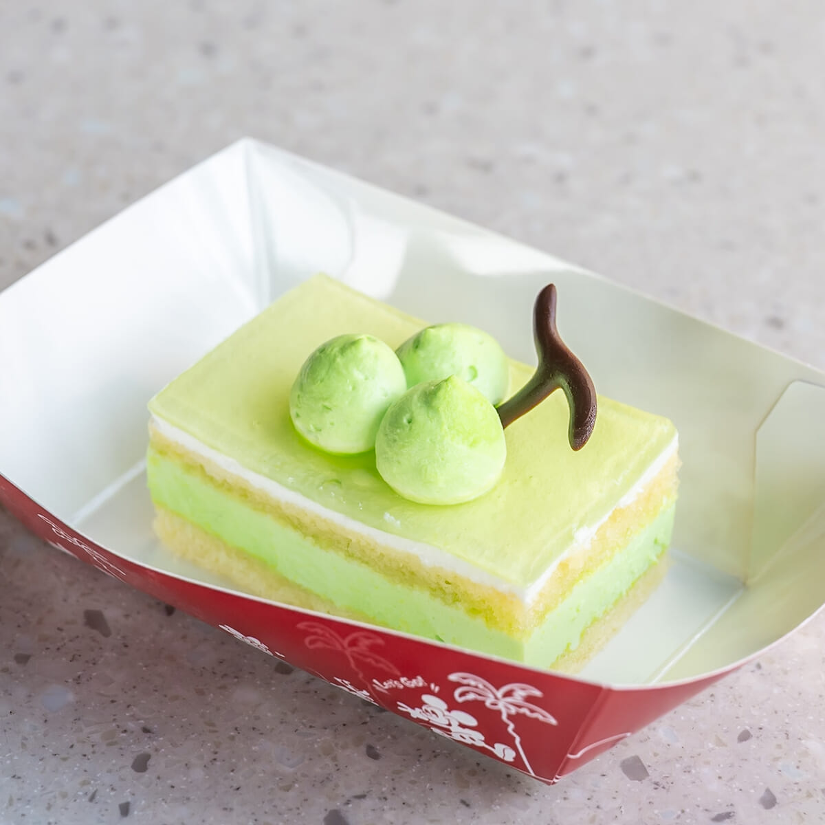「東京ディズニーシー・フード＆ワイン・フェスティバル」マスカットムースケーキ、スーベニアプレートつき2