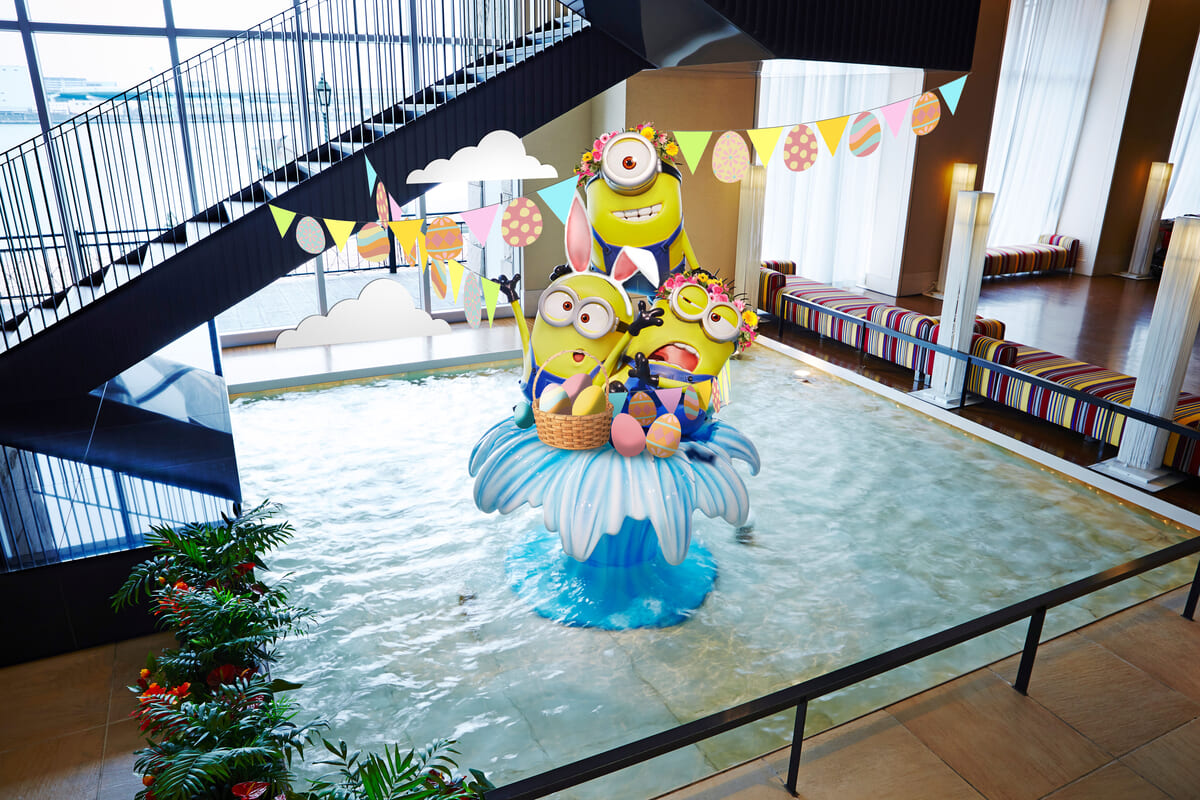噴水のオブジェにて春の到来を祝うミニオンたち