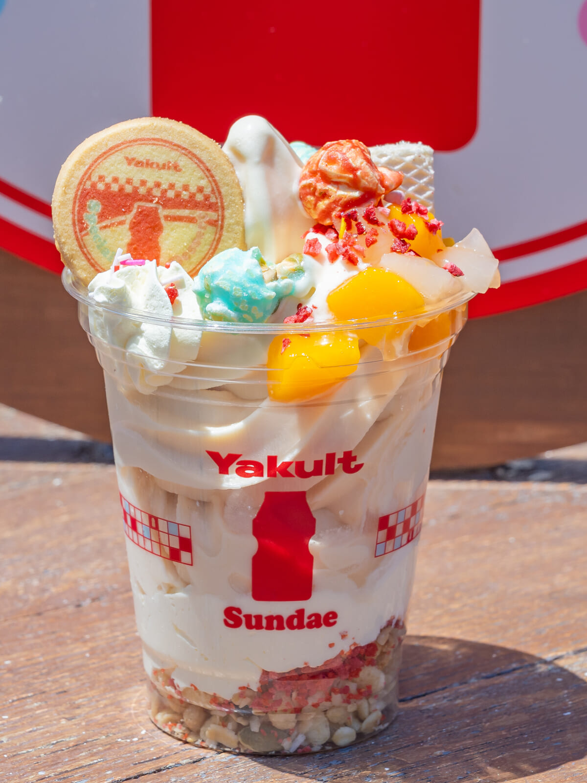 ユニバーサル・スタジオ・ジャパン×ヤクルト「ヤクルト・ソフトクリームサンデー～ピーチ～」