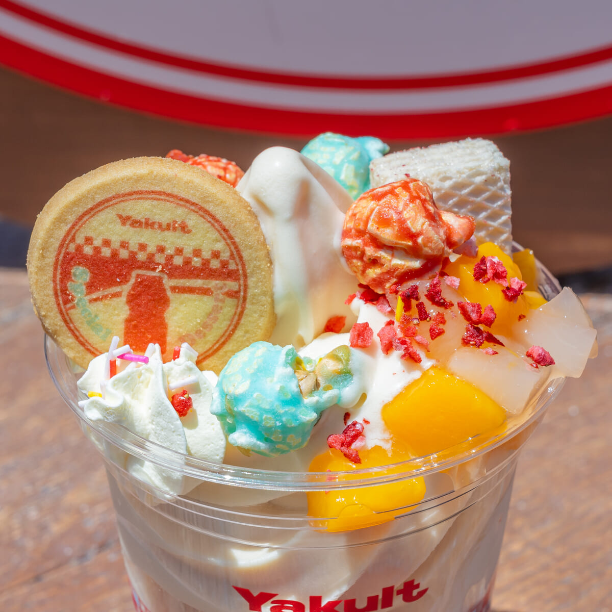 ユニバーサル・スタジオ・ジャパン×ヤクルト「ヤクルト・ソフトクリームサンデー～ピーチ～」2