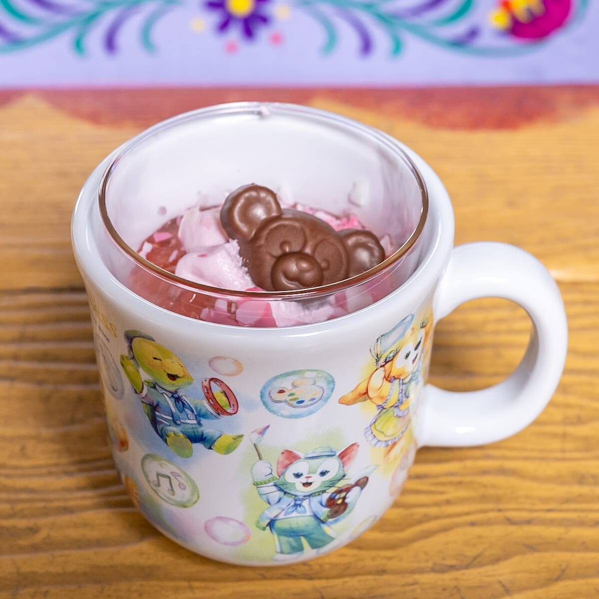 東京ディズニーシー“ダッフィー＆フレンズ20周年：カラフルハピネス”バナナムース＆アップル・ピーチゼリー、スーベニアカップ付き2