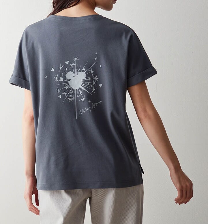 大人の隠れた味方！汗ジミが目立ちにくいプリントTシャツ　ミッキー　バックスタイル