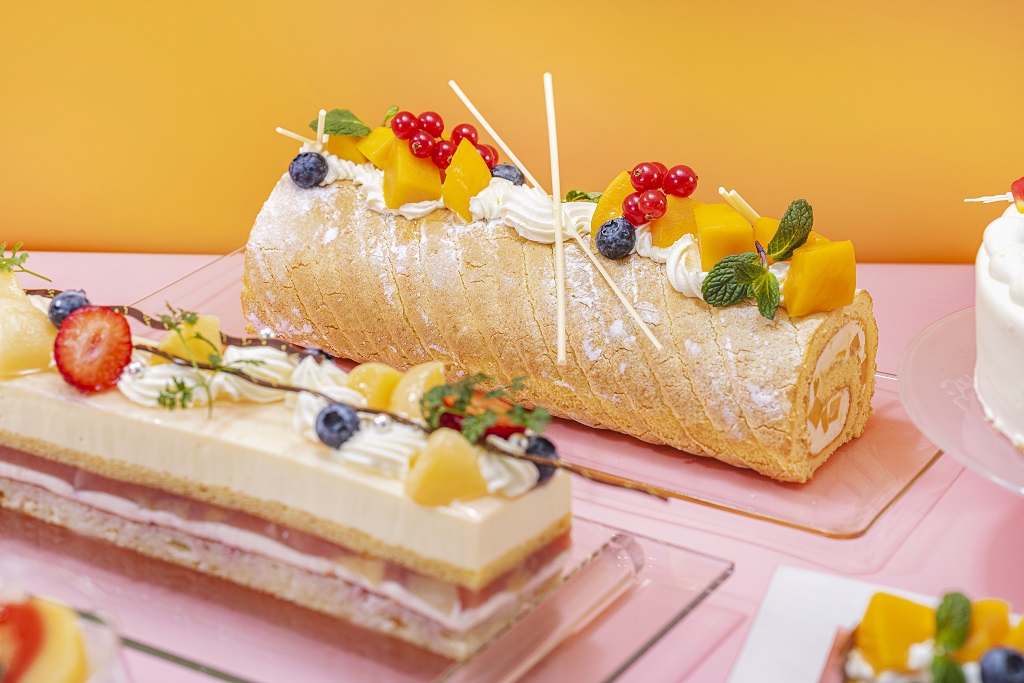 マンゴーとココナッツのロールケーキ（上）桃とライチと杏仁のムース（下）