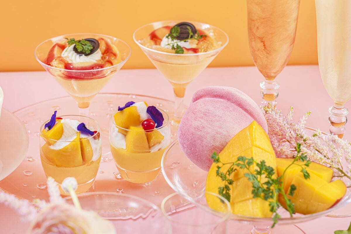 マンゴープリン（中央）桃とバニラのマカロン（手前）トロピカルシュークリーム（右）