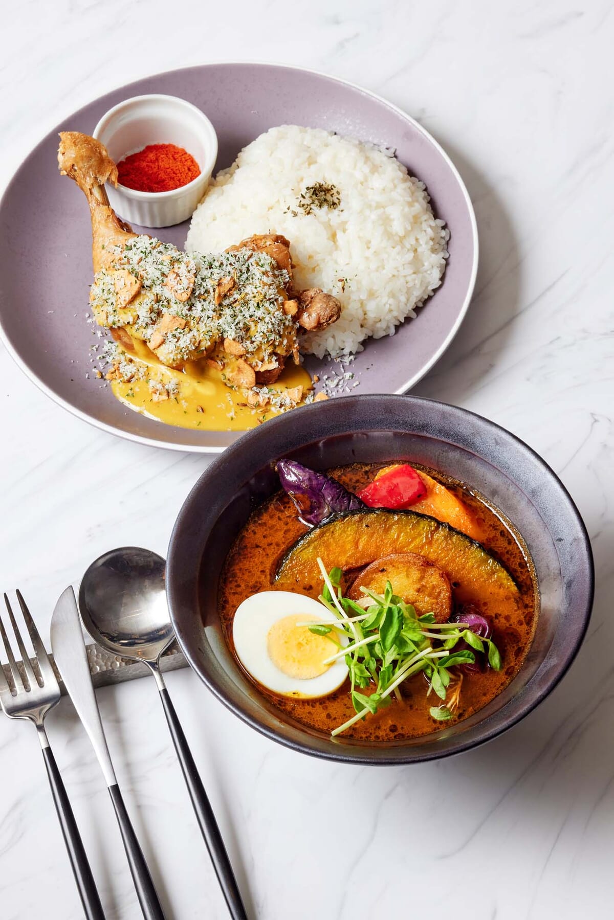オリジナルスパイスを纏った骨付き若鶏の特製スープカレー ふっくりんこ添え