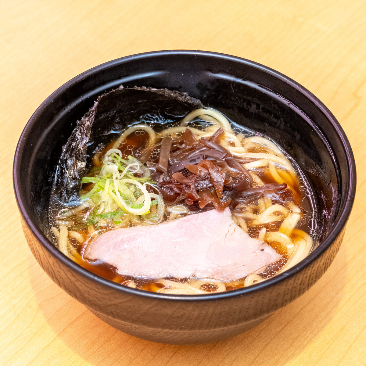 昆布香る醤油ラーメン（利尻らーめん味楽監修）