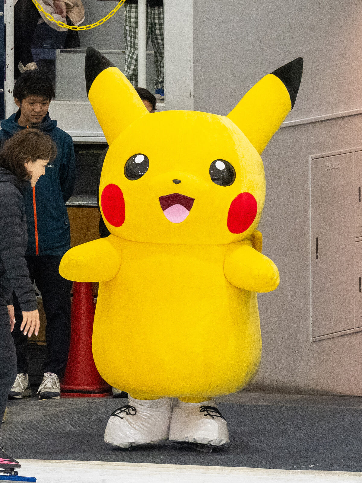 スケート靴を履いたピカチュウ