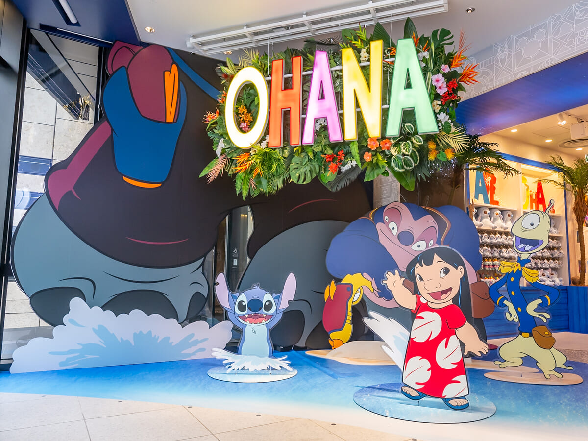 ディズニーフラッグシップ東京では、店舗がスティッチ一色に